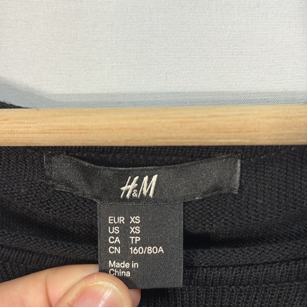 π« H&M black scoop neck, black knit sweater with peplum 3/4 sleeves: - Picture 3 of 6